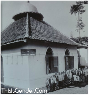 Moskee voor vrouwen (Masjid Istri) in Pengkolan te Garoet. Mesjid Wanita di Garut. Foto sekitar tahun 1925. Sumber: KITLV 